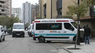 Varias ambulancias, junto a la puerta de consultas externas del Hospital Clínico.