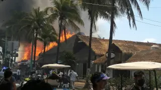 Vista del incendio de varios restaurantes hoy en el balneario de Isla Mujeres