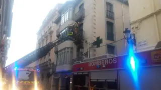Los bomberos en labores de extinción del incendio ocurrido en la calle Zocotín de Jaca.