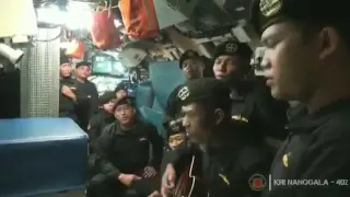 Un vídeo de los marineros del submarino hundido cantando emociona a Indonesia