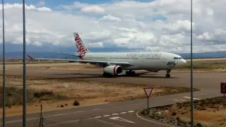 Avión llegado al aeropuerto de Teruel este miércoles procedente de Ginebra.