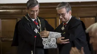 El fiscal jefe del TSJA, José María Rivera, que dejó el cxargo en febrero, y el fiscal jefe de Zaragoza, Felipe Zazurca, en su toma de posesión.