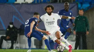 Marcelo conduce el balón en el partido de ida de semifinales de la Champions entre el Real Madrid y el Chelsea