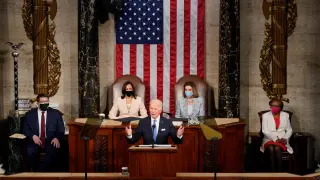 Biden, en su primer discurso ante el Congreso, flanqueado por Pelosi y Harris.