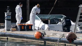 La Policía Científica analiza una embarcación propiedad del hombre desaparecido con sus dos hijas y que fue hallada vacía en alta mar