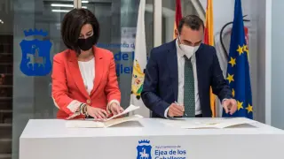 Teresa Ladrero, alcaldesa de Ejea de los Caballeros, con Santiago Sala, director general del Grupo APEX, durante la firma.