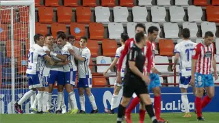 Los jugadores zaragocistas felicitan a Adrián González tras marcar el 1-1 de penalti.