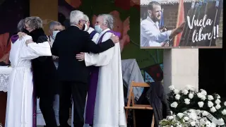 Los padres del periodista David Beriáin reciben el pésame de los sacerdotes que han oficiado este sábado el funeral en su memoria.