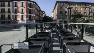 Un autobús de Zaragoza Turismo en la parada de la plaza del Pilar.