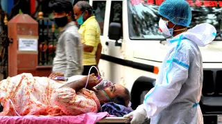 Un paciente con coronavirus es trasladado de un hospital de la ciudad de Calcuta.