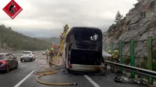 Los Bomberos sofocan el incendio de un autobús en el que viajaba un equipo juvenil de balonmano en Alicante.