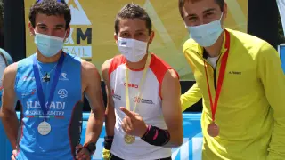 Podio absoluto masculino del Nacional de kilómetro vertical con Daniel Osanz con su medalla de bronce.