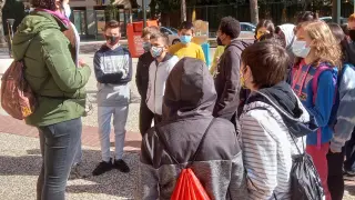 Los alumnos, en la plaza del Portillo de Zaragoza