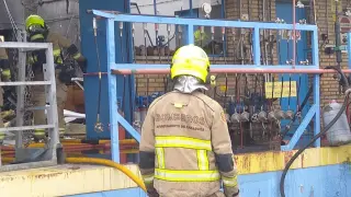 Los bomberos extinguen el fuego tras estallar una bombona en una empresa de Zaragoza
