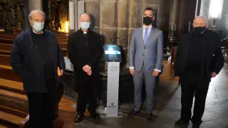 Inauguración del cepillo digital instalado en la catedral de Jaca.