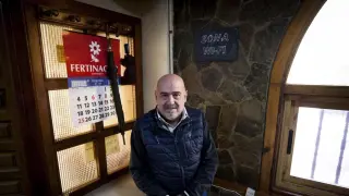 Alberto Báguena, en la puerta de entrada del gastrobar El Arco, en Paniza.