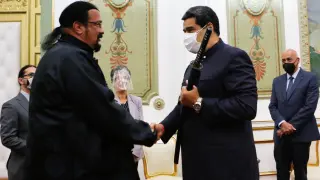 Maduro maniobra una espada samurái que le regala el actor Steven Seagal.