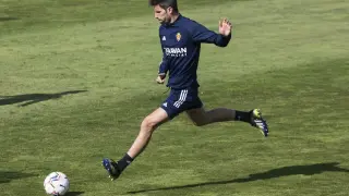 Adrián González golpea el balón durante el entrenamiento del Real Zaragoza.