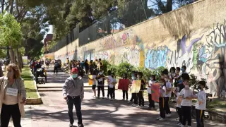 Alumnos de infantil y primaria del colegio Nuestra Señora de la Merced se han manifestado este jueves en el actual parque Pignatelli,que se encuentra junto al centro