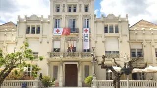 Cruz Roja ha desplegado las pancartas en la fachada del Casino de Huesca, en la plaza de Navarra.