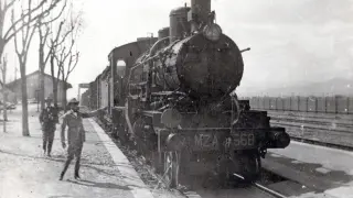 Una de las antiguas locomotoras, en el año 1921, de las que cubrían la ruta Madrid-Zaragoza-Alicante.
