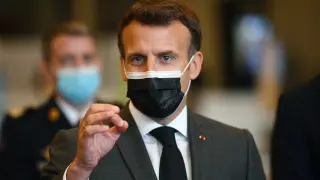 Macron visits a COVID-19 vaccination center