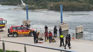 Efectivos de Bomberos y Policía buscaban esta tarde al menor desaparecido en el Ebro