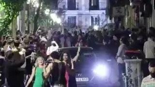 La primera noche sin estado de alarma y toque de queda en Madrid ha sido una multitudinaria celebración de miles de jóvenes bebiendo y bailando en las calles y plazas más céntricas de la capital