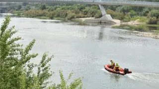 Labores de búsqueda del menor desaparecido en el río Ebro.