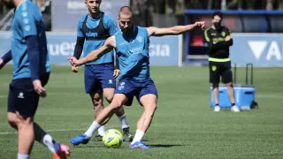 Jorge Pulido, durante el entrenamiento de este lunes con la SD Huesca.