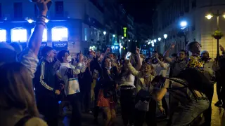 Jóvenes celebrando en el centro de Madrid el final del estado de alarma