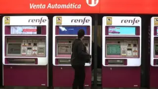 Una mujer hace uso de las máquinas de Venta Automática de Renfe Cercanías en la estación de Madrid-Puerta de Atocha