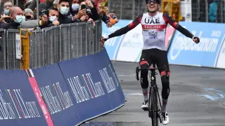 El estadounidense Joe Dombrowski (UAE Emirates) logra la victoria en la cuarta etapa del Giro