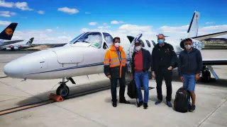 El piloto Carlos Sainz, segundo por la izquierda, con el director del aeropuerto, Alejandro Ibrahim, y el resto de pasajeros.