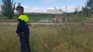 Un policía de Zaragoza, en la zona donde ha sido hallado el cadáver del niño desaparecido cuando se bañaba en el Ebro.