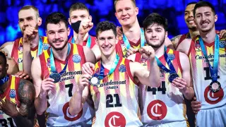 Los jugadores del Casademont celebran la medalla de bronce de la Champions