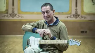El músico y profesor zaragozano, en una de las salas de la escuela en la calle de Las Armas.
