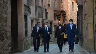 De izquierda a derecha, el alcalde, Michel Villalta, Emiliano García Page, Javier Lambán y Alfonso Fernández, en Albarracín.