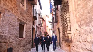 Javier Lambán, Emiliano García Page y Alfonso Fernández Mañueco por las calles de Albarracín