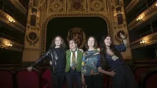Consuelo Trujillo, Luisa Gavasa, Rosario Pardo y Ana Fernández, en el Teatro Principal.