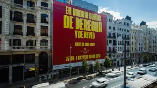 Cartel gigante en la Gran Vía madrileña promocionando la Copa Davis