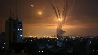 Smoke and flame rise as hostilities between Israel and Hamas escalate, in Gaza May 13, 2021. REUTERS/Ibraheem Abu Mustafa[[[REUTERS VOCENTO]]] ISRAEL-PALESTINIANS/