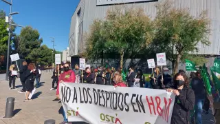 Protesta de las trabajadoras de H&M ante las puertas del Centro comercial de Puerto Venecia.