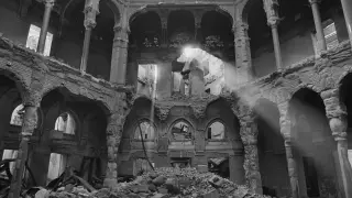 La Biblioteca de Sarajevo fue destruida en agosto de 1992 por bombas incendiarias. Edo aparece fotografíado con cinco años entre sus ruinas.  En la foto de la derecha, Edo y su hijo Amer hablan de la guerra en una de las pocas conversaciones que padre e hijo han tenido sobre el periodo bélico.