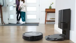 La Roomba i3+ puede ser programada para ponerse a limpiar cuando salimos de casa.