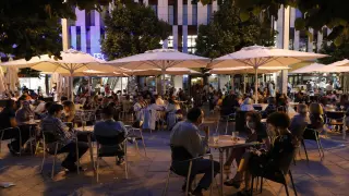 Terrazas llenas en la plaza de España de Zaragoza este sábado por la noche