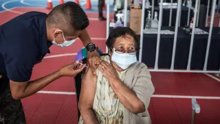 Una mujer se vacuna en Guatemala.