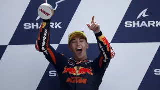 El español Raúl Fernández (Kalex) celebra la victoria en el Gran Premio de Francia celebrado en Le Mans