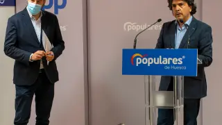 El presidente provincial del PP (derecha) y el diputado en el Congreso Mario Garcés.