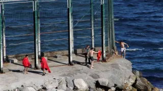 Otros siete marroquíes, entre ellos tres menores, llegan a nado por Tarajal
